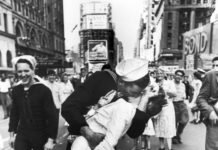 Фотография с поцелуем вместо билета Альфред Эйзенштадт. Солдат целует медсестру на Таймс Сквер в Нью-Йорке, 1945.
