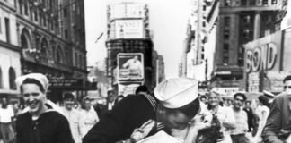 Фотография с поцелуем вместо билета Альфред Эйзенштадт. Солдат целует медсестру на Таймс Сквер в Нью-Йорке, 1945.
