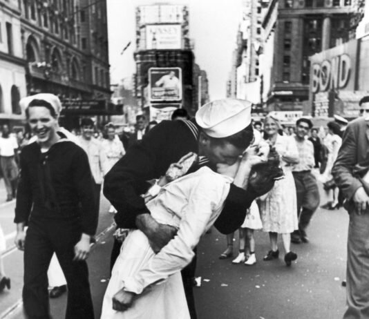 Фотография с поцелуем вместо билета Альфред Эйзенштадт. Солдат целует медсестру на Таймс Сквер в Нью-Йорке, 1945.